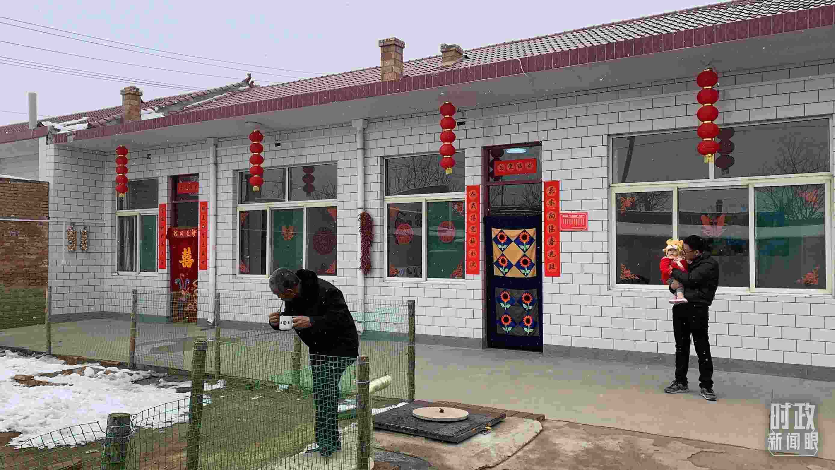 △ 當(dāng)年春節(jié)來(lái)臨之前，馮南垣村受災(zāi)村民全部搬進(jìn)了新家。（總臺(tái)央視記者段德文拍攝）