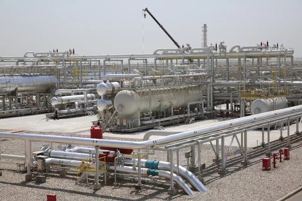 圖為位于伊拉克米桑省阿瑪拉市，由中國(guó)石油、道達(dá)爾、馬來西亞石油合資建設(shè)的哈法亞油田油氣處理站。中國(guó)石油哈法亞公司/供圖