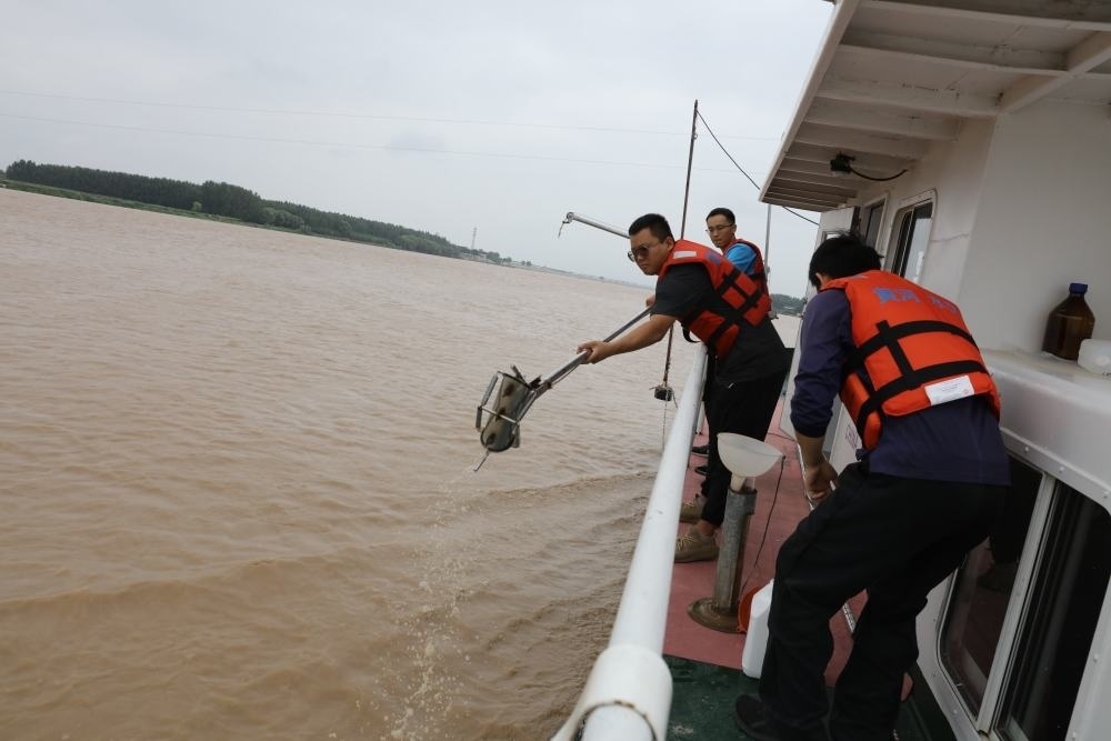 2023年6月29日，調(diào)水調(diào)沙期間，黃河下游利津水文站工作人員在進(jìn)行取沙作業(yè)。新華社記者 劉詩平 攝