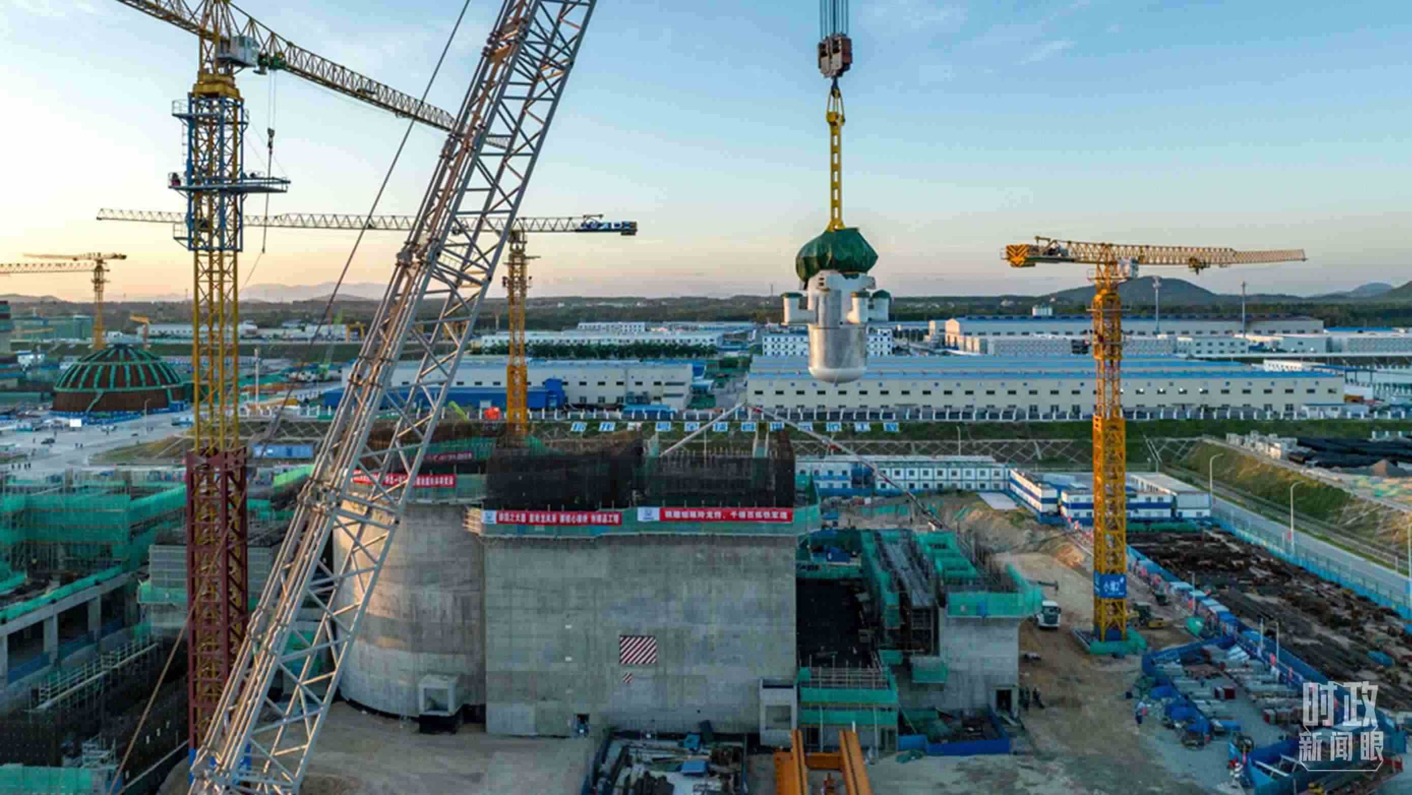 △8月10日，由中國第一重型機械股份公司承制的玲龍一號反應(yīng)堆核心模塊“玲龍之心”成功吊裝。（圖/國務(wù)院國資委網(wǎng)站）