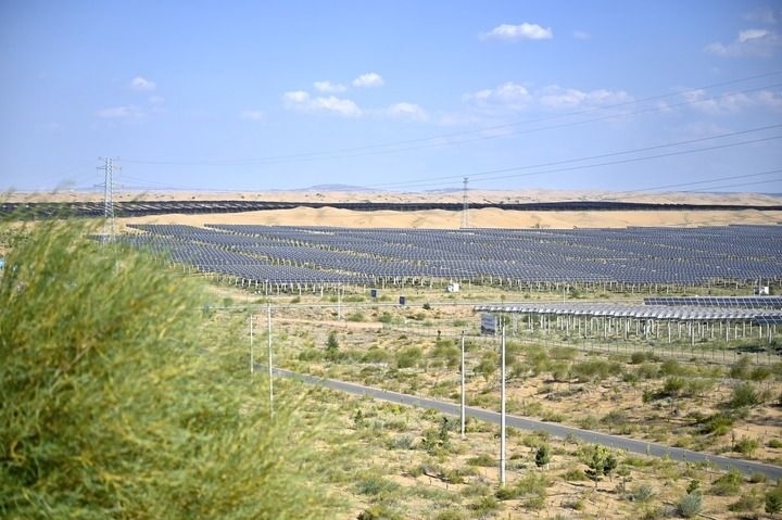 這是2023年8月24日拍攝的內(nèi)蒙古鄂爾多斯市達(dá)拉特光伏基地。新華社記者 賀書琛 攝
