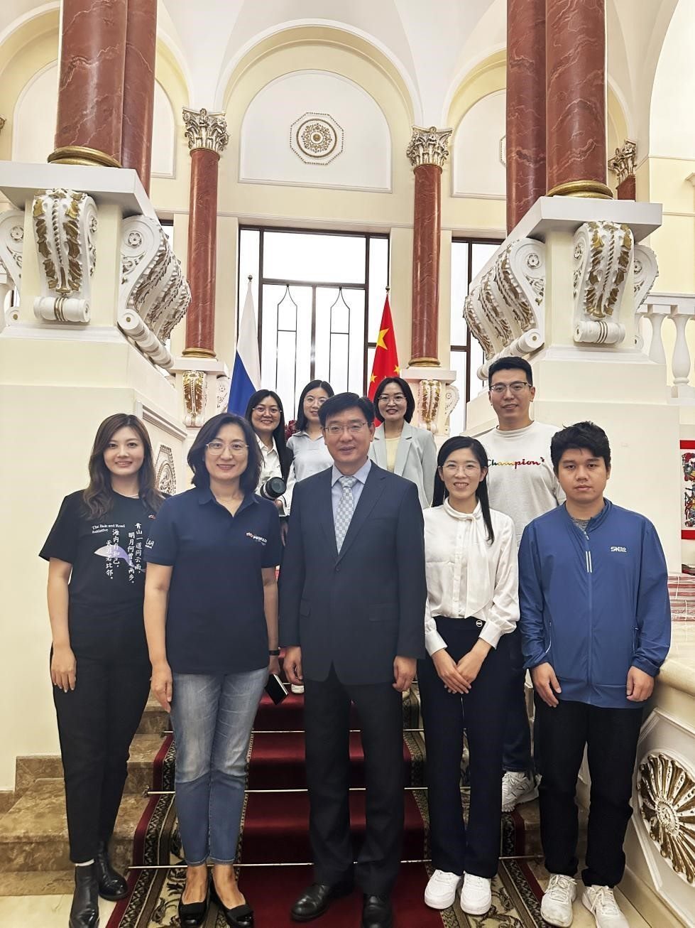 中國駐俄羅斯大使館公使銜文化參贊、莫斯科中國文化中心主任封立濤（前排中）與人民網(wǎng)記者合影。