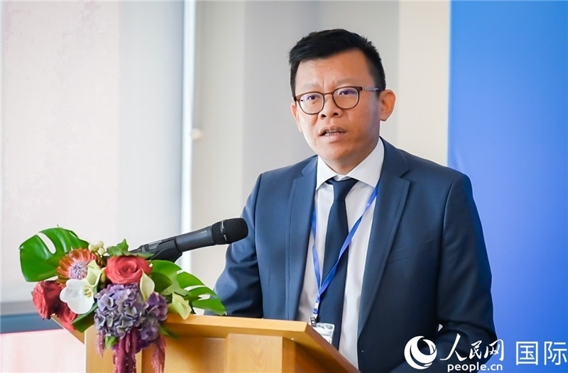 圖為中遠海運(歐洲)公司副總裁李震宇致辭。人民網(wǎng) 郭錦標攝