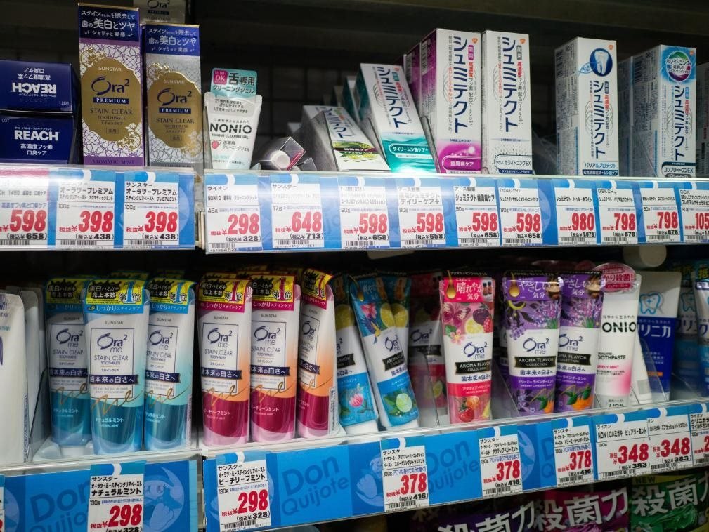 這是8月16日在日本東京新宿一商場拍攝的貨架。新華社記者張笑宇攝