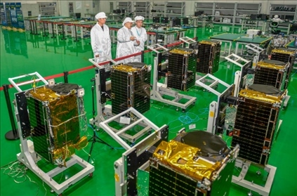 △2022年10月17日，位于吉林長春的長光衛(wèi)星技術(shù)股份有限公司科研人員在衛(wèi)星總裝測試大廳進(jìn)行相關(guān)測試工作。