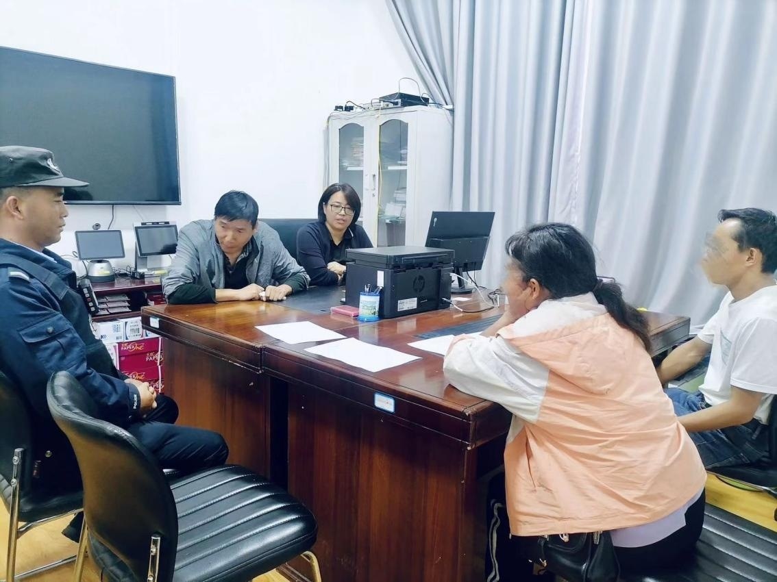 2023年8月4日，和立峰（左二）在調(diào)解一起家庭婚姻糾紛。受訪者供圖