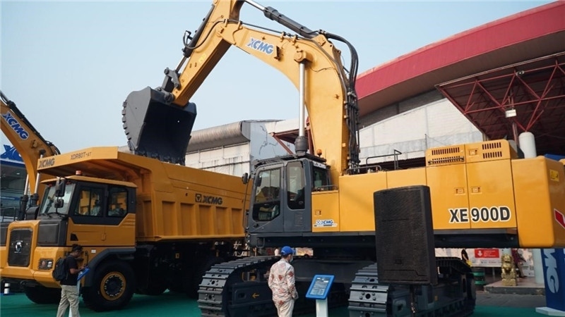 徐工集團展出的90噸礦用挖掘機與80噸自卸車。石偉攝影