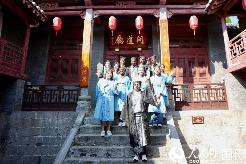 圖為選手們?cè)诤?huì)書院內(nèi)合影留念。人民網(wǎng) 盧鵬宇攝