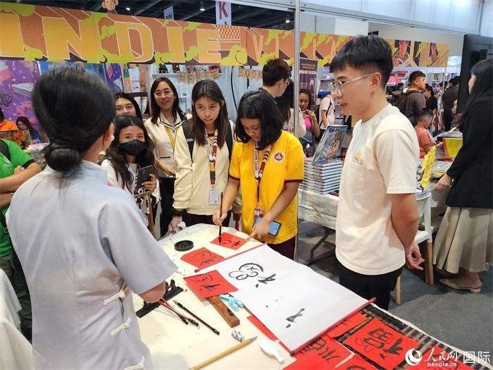 中國(guó)圖書展亮相第43屆菲律賓馬尼拉國(guó)際書展。人民網(wǎng)記者 樊帆攝