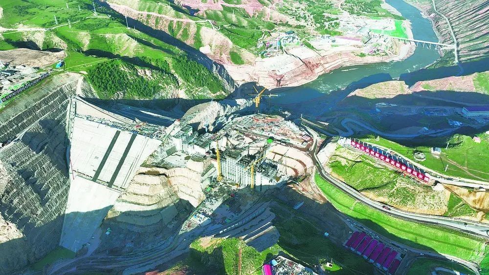 瑪爾擋水電站項目建設(shè)現(xiàn)場。國家能源集團青?，敔枔跛娬竟﹫D