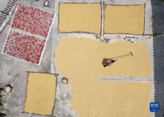 9月16日，村民在貴州省黔東南苗族侗族自治州施秉縣馬溪鄉(xiāng)王家坪村晾曬稻谷（無人機照片）。