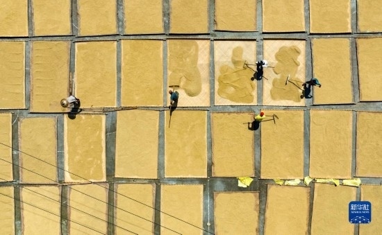 9月16日，在湖南省懷化市通道侗族自治縣萬佛山鎮(zhèn)溪上村，村民在晾曬稻谷（無人機照片）。