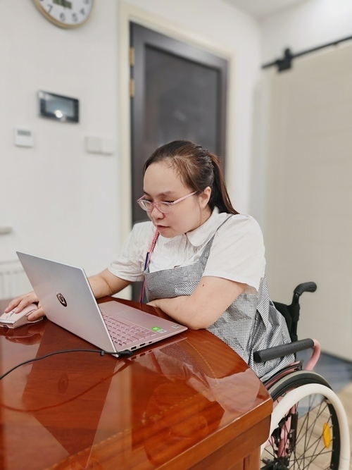 杜誠誠在準備電影講解稿。 魏涵玉攝