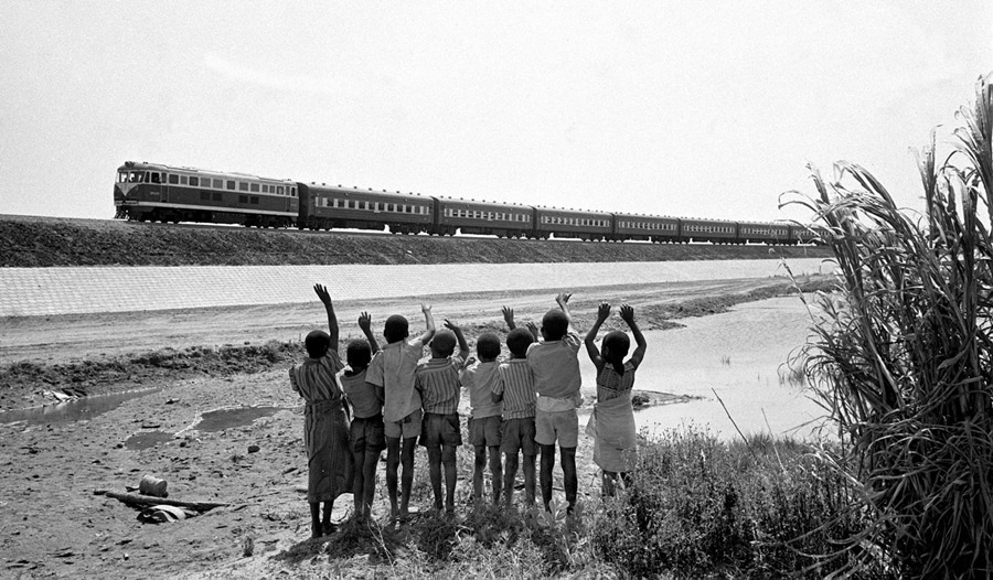 贊比亞魯西瓦西湖畔的少年兒童歡迎坦贊鐵路的列車通到他們的家鄉(xiāng)（1976年攝）。