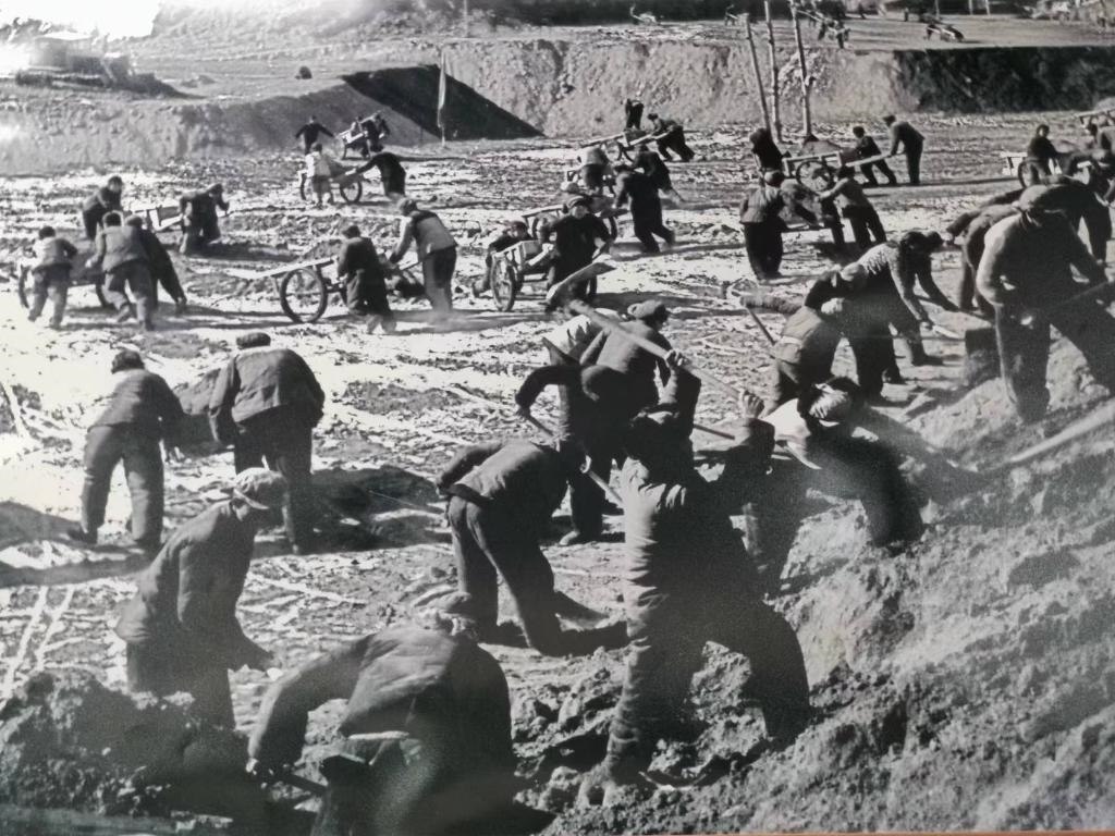 20世紀(jì)70年代，高西溝人治理水土流失場(chǎng)景。（資料圖片）