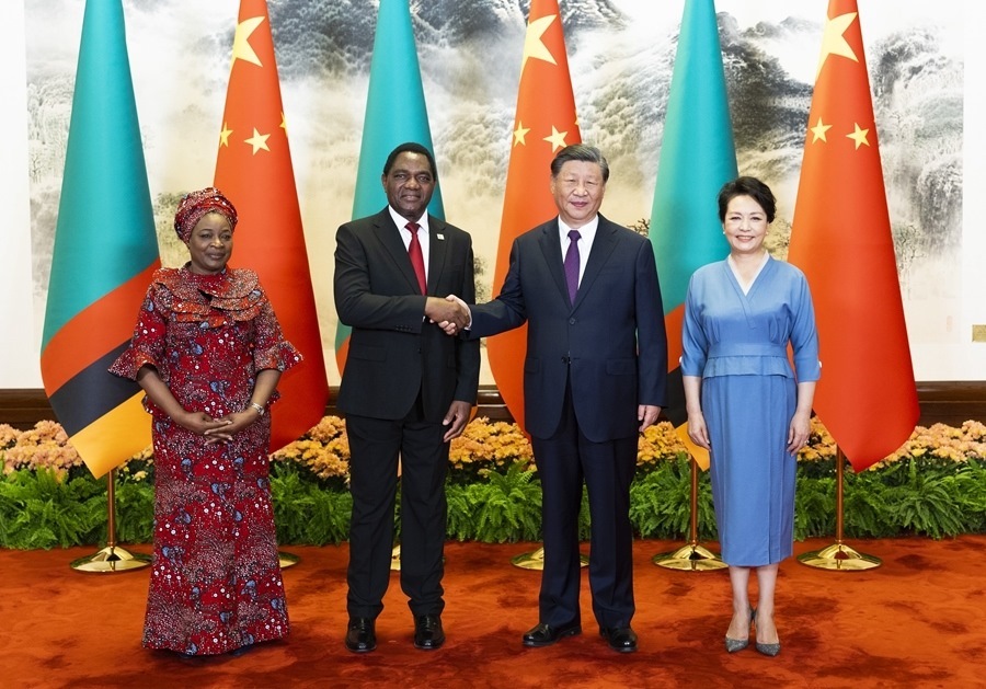 這是會(huì)談前，習(xí)近平主席和夫人彭麗媛同希奇萊馬總統(tǒng)和夫人穆廷塔合影。