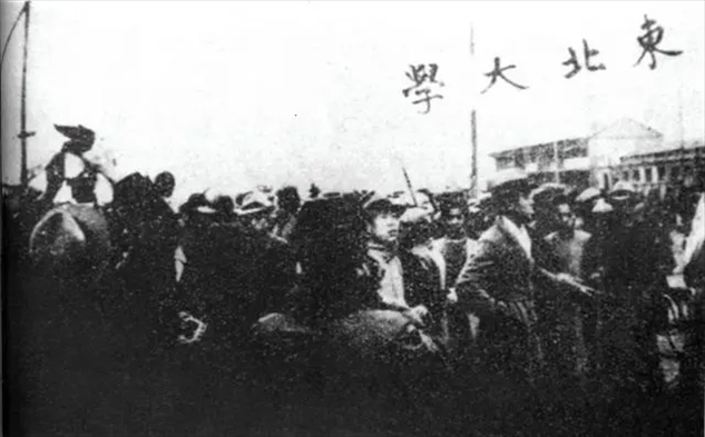 △東北大學學生走在一二·九請愿游行隊伍最前列。