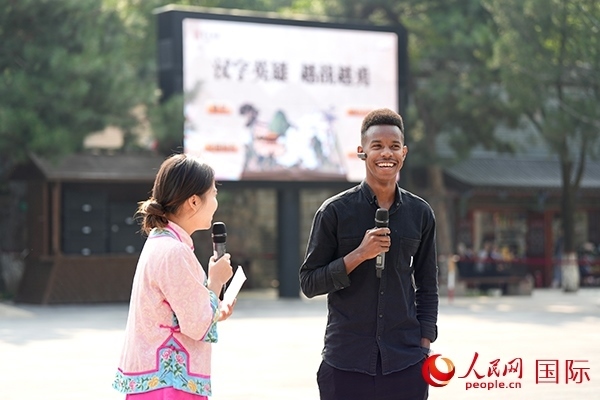 選手王安（乍得）挑戰(zhàn)“漢字英雄·越戰(zhàn)越勇”游戲。人民網(wǎng) 盧鵬宇攝