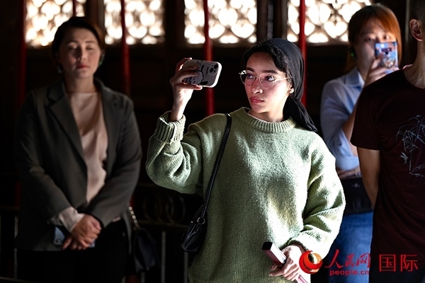 選手顏青（蘇丹）用手機(jī)記錄所見(jiàn)所感。人民網(wǎng) 盧鵬宇攝