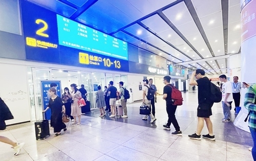 在快速進(jìn)站廳前排隊(duì)等待檢票的旅客。人民網(wǎng)記者 喬雪峰攝