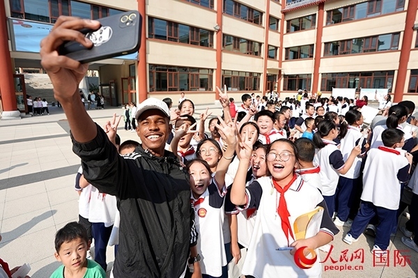 選手和學生們合影。人民網 盧鵬宇攝