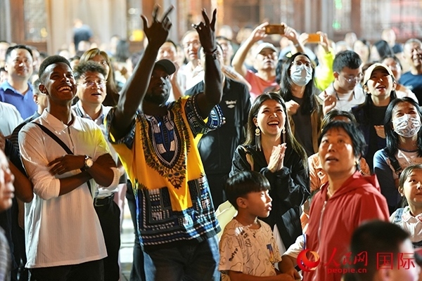 選手體驗(yàn)古城巡游。人民網(wǎng) 盧鵬宇攝