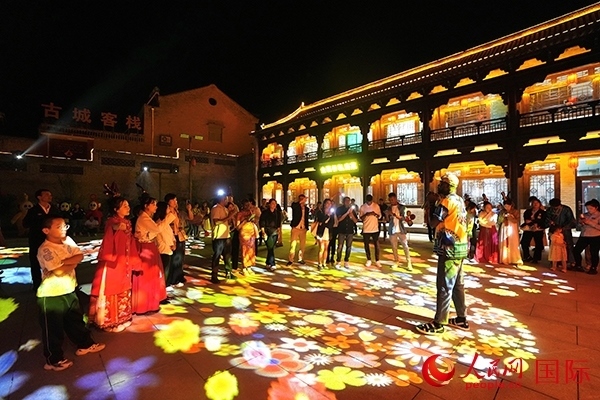 選手們和演員們一起載歌載舞。人民網(wǎng) 盧鵬宇攝