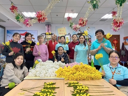 唐占鑫帶領(lǐng)團(tuán)隊為2022年北京冬奧會和冬殘奧會制作頒獎花束。受訪者供圖