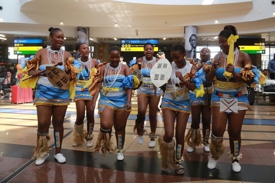 當(dāng)?shù)孛癖姎g迎中國旅行團(tuán)。北青旅提供