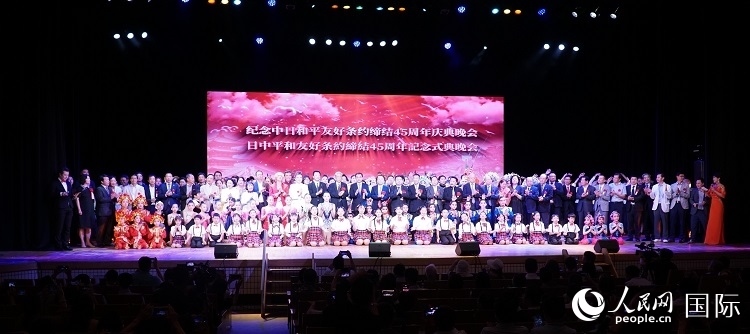 出席晚會(huì)的嘉賓與演員合影留念。人民網(wǎng) 蔣曉辰攝