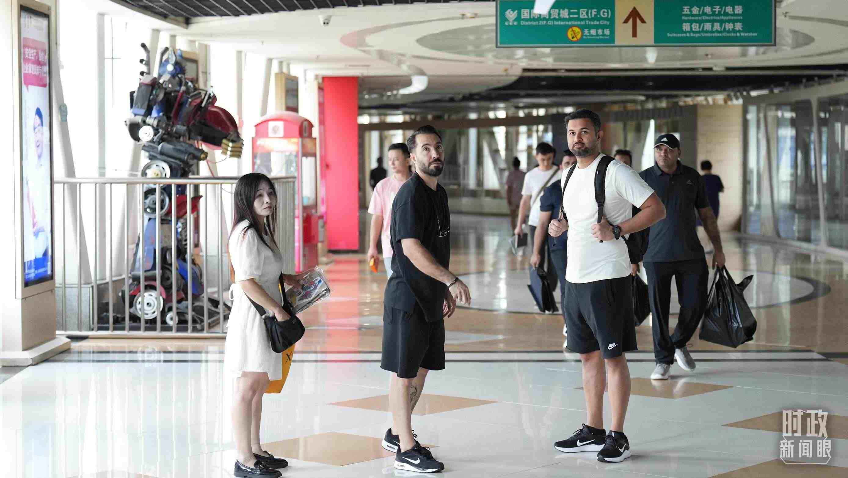 △義烏國際商貿(mào)城內(nèi)，來自世界各地的外商。（總臺(tái)國廣記者李晉拍攝）