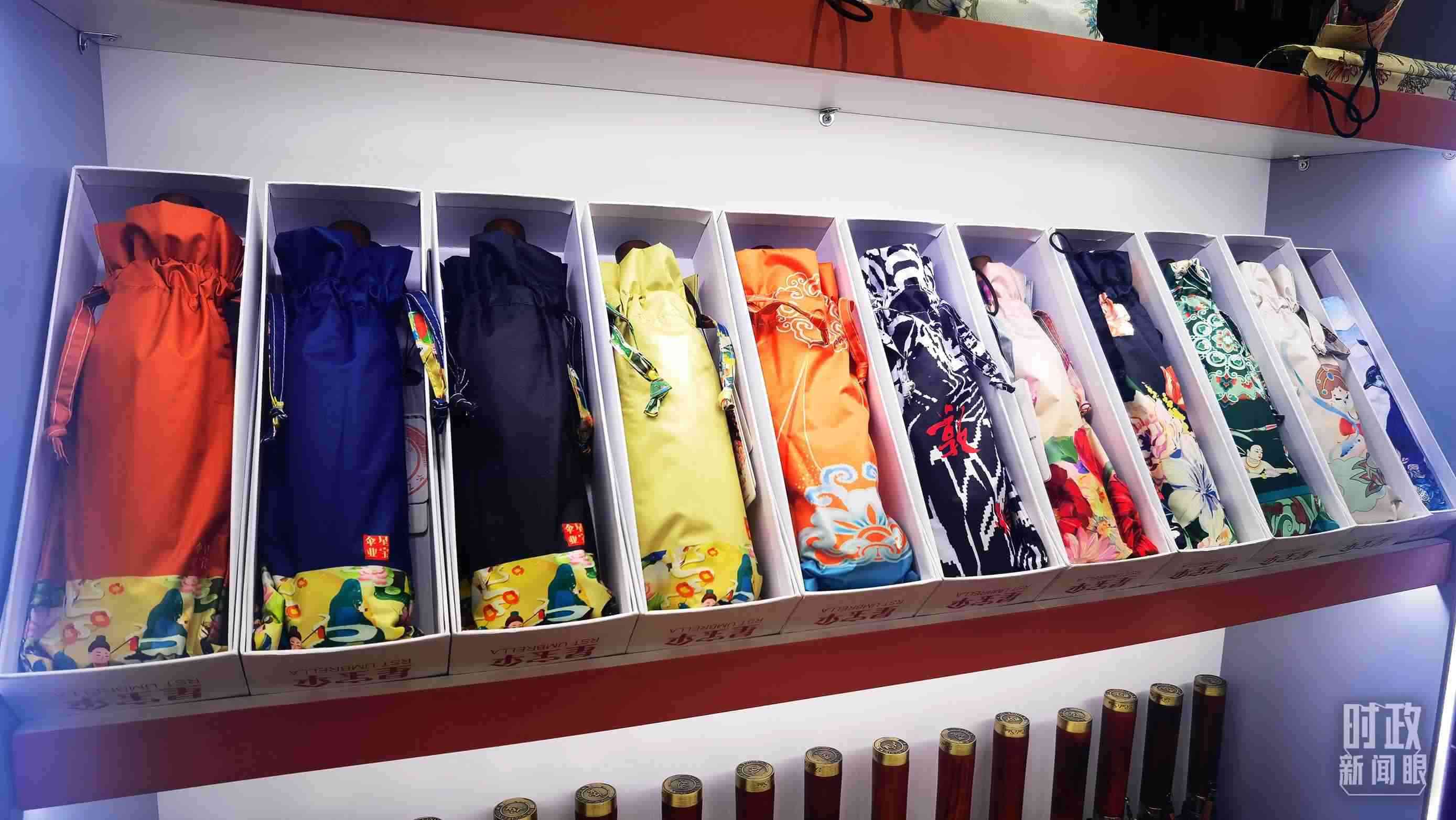 △商貿(mào)城內(nèi)的一家傘鋪，貨架上擺放著包裝精美的雨傘。（總臺(tái)央視記者范學(xué)禹拍攝）