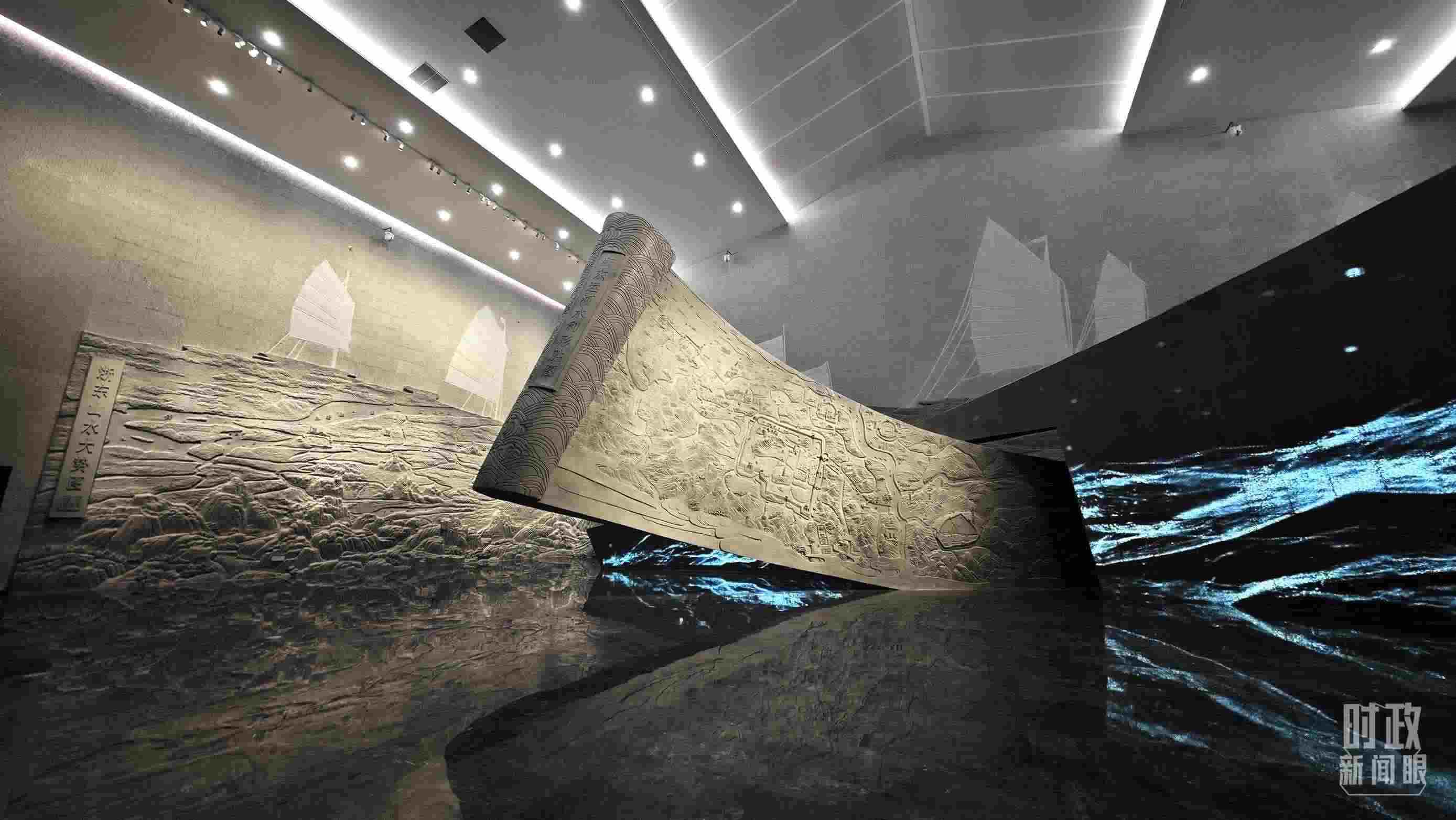 △博物館內(nèi)的《浙東運(yùn)河水利形勝圖》《浙東山水大勢圖》浮雕。（總臺(tái)央視記者彭漢明拍攝）
