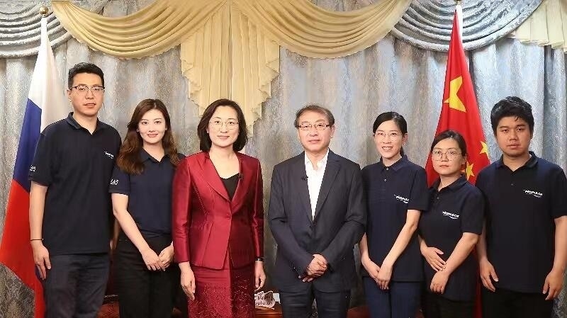 中國駐葉卡捷琳堡總領(lǐng)事崔少純與人民網(wǎng)采訪組合影。