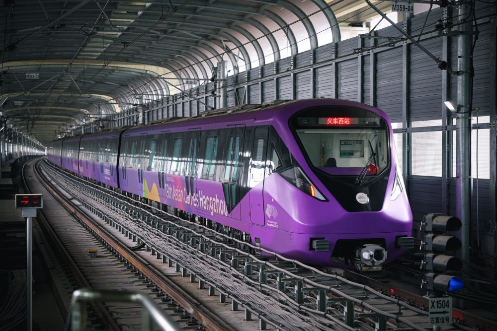 從杭州火車西站出發(fā)，地鐵19號(hào)線貫穿杭州火車東站、杭州蕭山機(jī)場(chǎng)，“亞運(yùn)號(hào)”地鐵專列運(yùn)行在這條線路上。