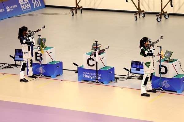 黃雨婷(左)、韓佳予在女子10米氣步槍個(gè)人賽比賽中。人民網(wǎng)記者 胡雪蓉?cái)z