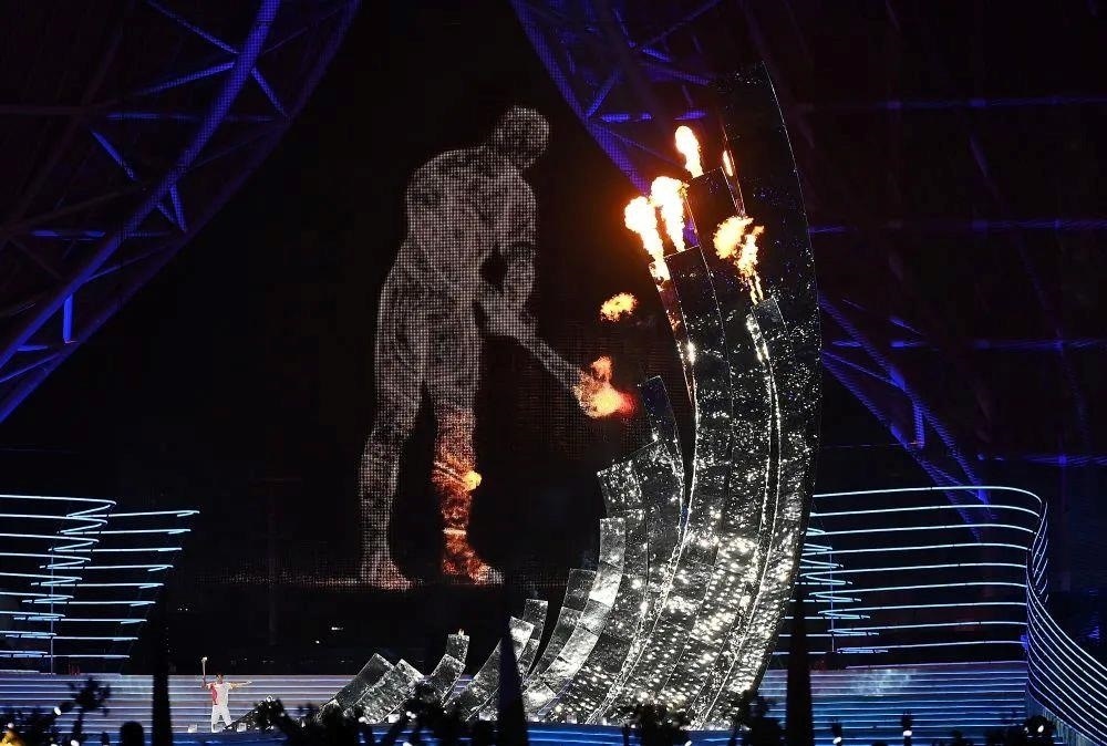 △“數(shù)字火炬手”點燃象征亞洲大團(tuán)結(jié)的亞運之火。