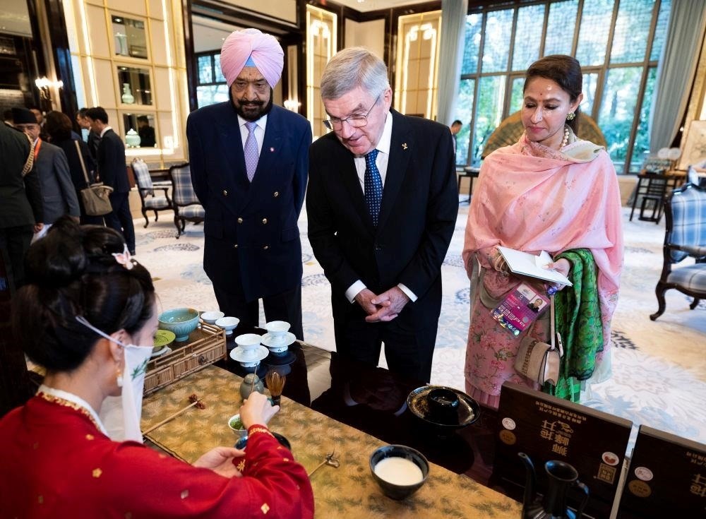 △歡迎宴會前，亞奧理事會代理主席辛格和夫人維尼塔、國際奧委會主席巴赫欣賞非遺展示。