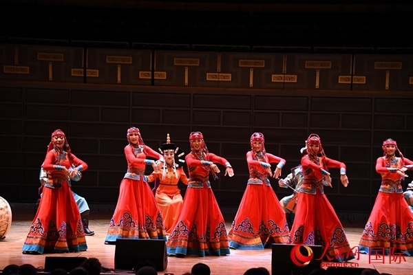 內(nèi)蒙古藝術(shù)劇院表演的《草原頌》劇照。人民網(wǎng)記者 殷淼攝