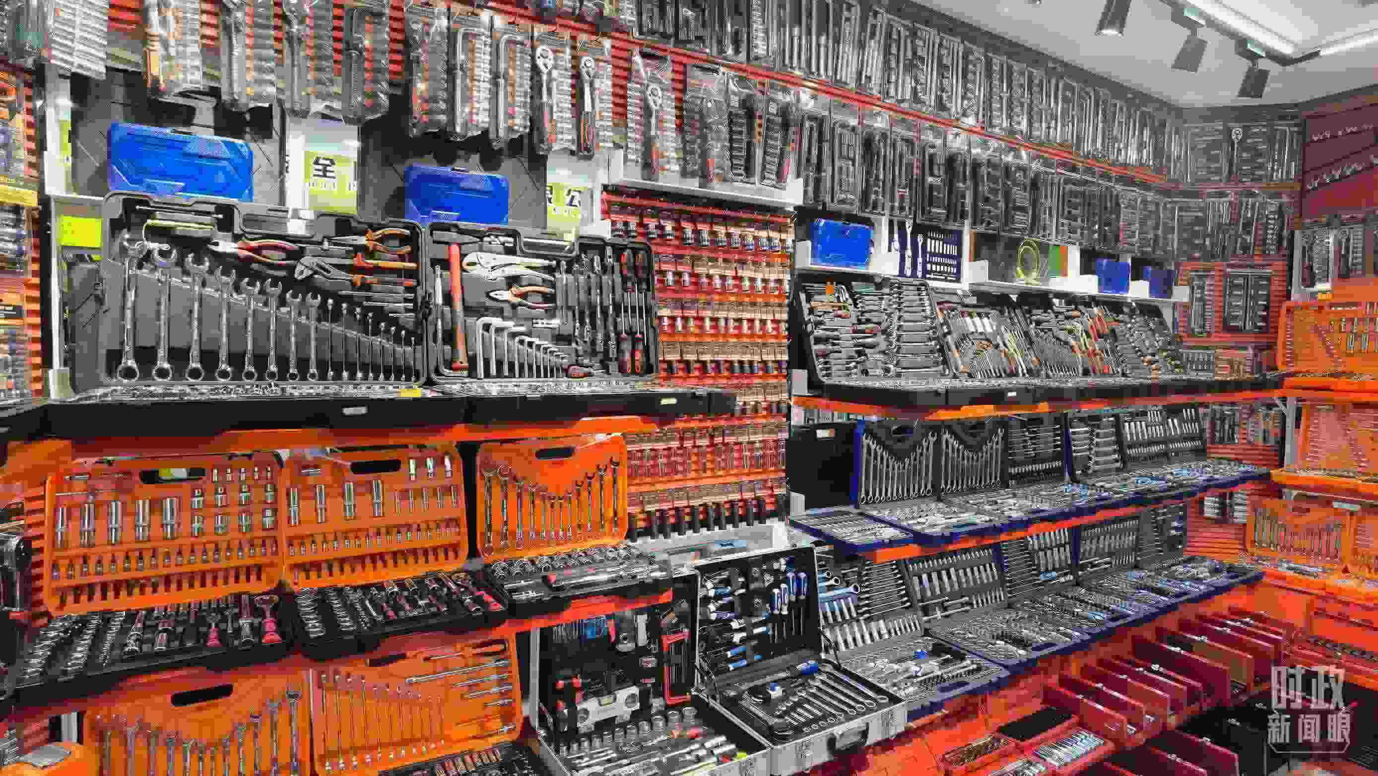 △義烏國際商貿(mào)城內(nèi)的一家五金店，貨品豐富。（總臺央視記者石丞拍攝）