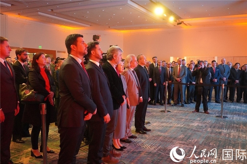 圖為招待會現(xiàn)場演奏兩國國歌。人民網(wǎng)記者 許放攝