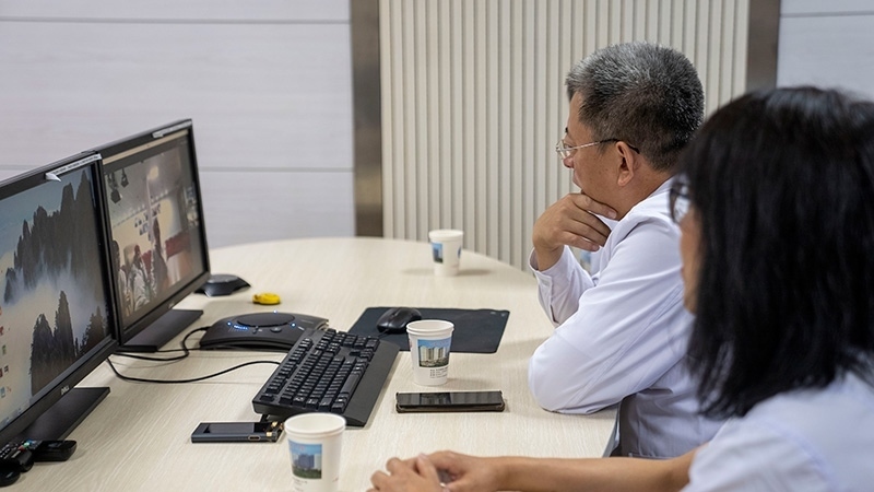 新疆醫(yī)科大學第一附屬醫(yī)院專家團隊與哈薩克斯坦國立科學研究中心的專家對患者進行跨國遠程會診。人民網(wǎng)記者 許崢攝