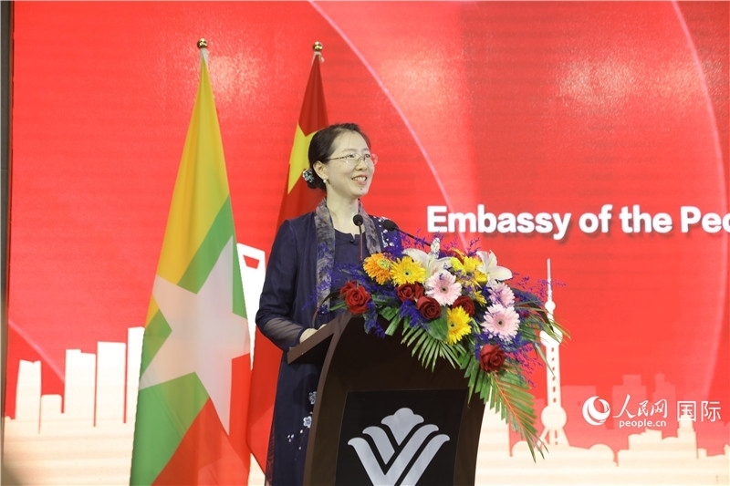 圖為使館臨時代辦曹靜致辭。人民網(wǎng)記者 謝佳君攝