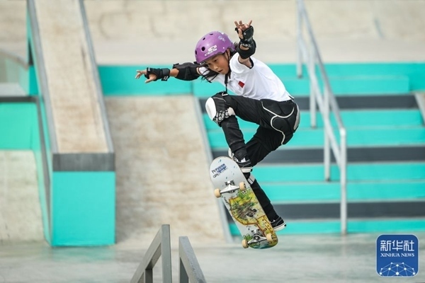 9月27日，中國(guó)選手崔宸曦在比賽中。當(dāng)日，在錢塘輪滑中心舉行的杭州亞運(yùn)會(huì)女子街式?jīng)Q賽中，中國(guó)選手崔宸曦以242.62分的成績(jī)奪得冠軍，曾文蕙獲得亞軍，日本選手伊藤美優(yōu)獲得季軍。新華社記者 潘昱龍攝