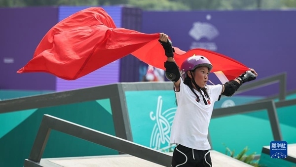 9月27日，崔宸曦在賽后慶祝奪冠。當(dāng)日，在錢(qián)塘輪滑中心舉行的杭州亞運(yùn)會(huì)女子街式?jīng)Q賽中，中國(guó)選手崔宸曦以242.62分的成績(jī)奪得冠軍，曾文蕙獲得亞軍，日本選手伊藤美優(yōu)獲得季軍。新華社記者 潘昱龍攝