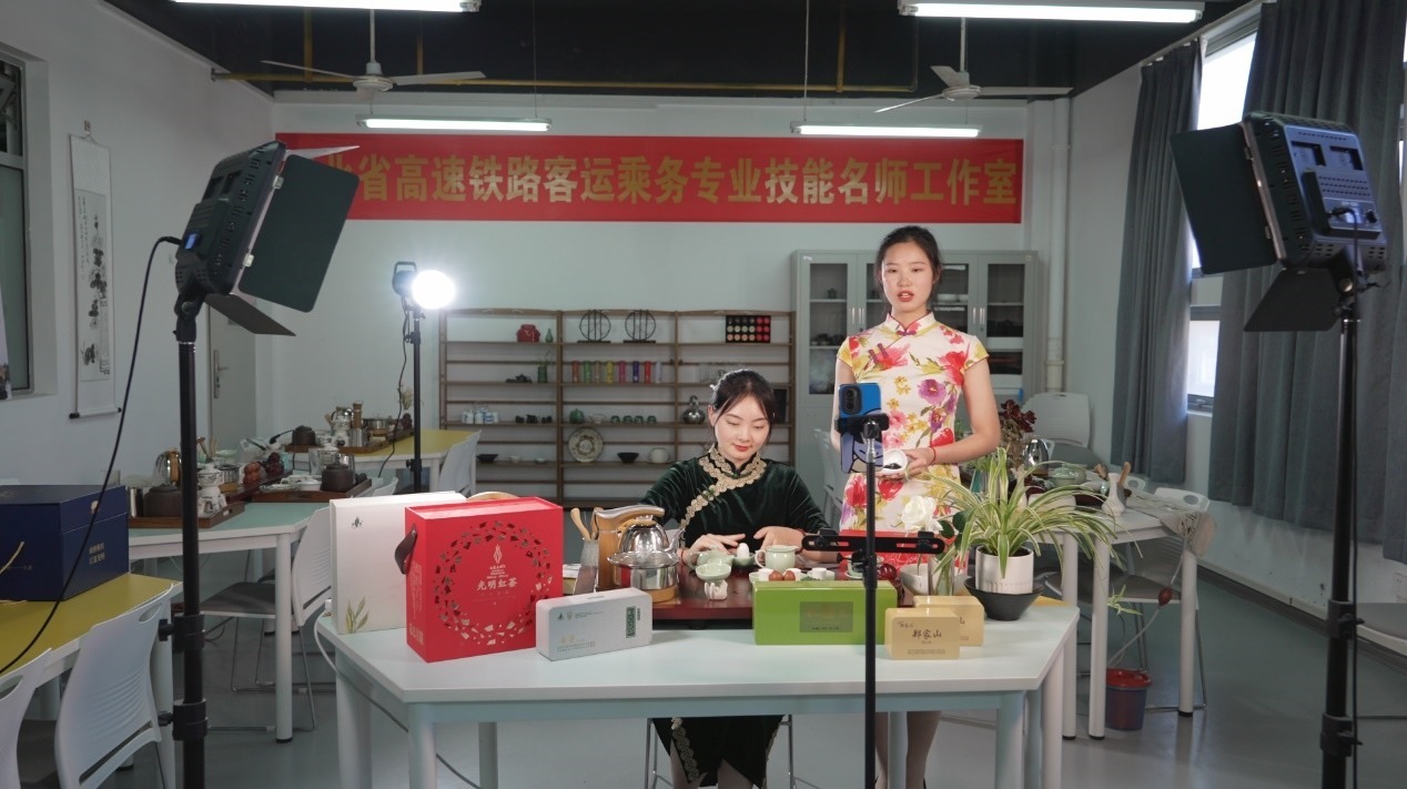 學(xué)生們正在直播。受訪單位供圖