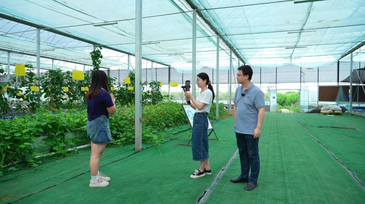 學(xué)生們正在現(xiàn)場直播。受訪單位供圖