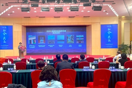 現(xiàn)場發(fā)布《2023旅游景區(qū)品牌傳播優(yōu)秀案例》。人民網(wǎng)記者 劉微攝