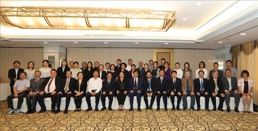 參會(huì)嘉賓合影留念。主辦方供圖