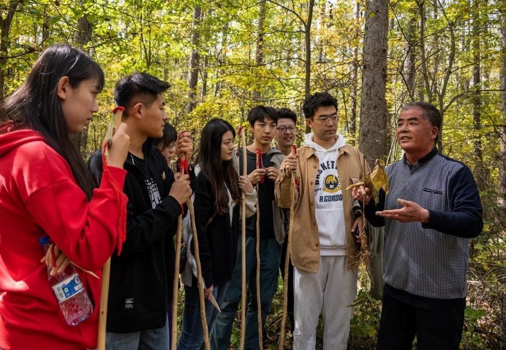魏本勝為清華大學(xué)同學(xué)介紹長白山人參文化。嚴磊攝